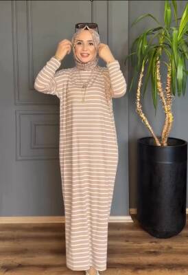 Bej Çizgili Yanları Yırtmaç Detaylı Elbise 