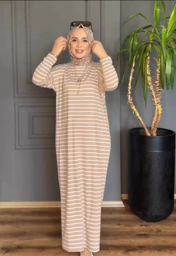 Bej Çizgili Yanları Yırtmaç Detaylı Elbise - 1