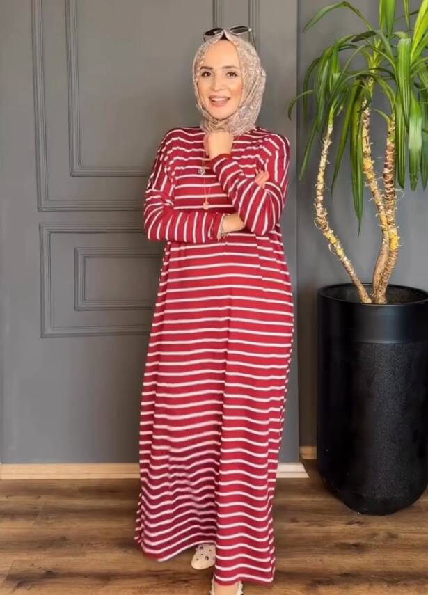 Kırmızı Çizgili Yanları Yırtmaç Detaylı Elbise - 1