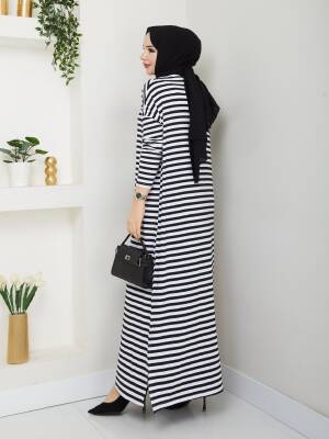 Siyah Beyaz Çizgili Yanları Yırtmaç Detaylı Elbise