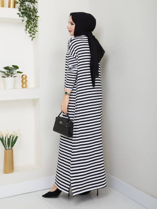 Siyah Beyaz Çizgili Yanları Yırtmaç Detaylı Elbise - 1