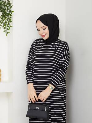 Siyah Çizgili Yanları Yırtmaç Detaylı Elbise