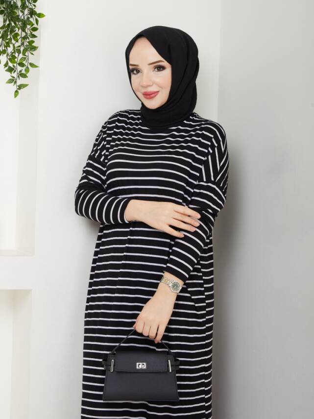 Siyah Çizgili Yanları Yırtmaç Detaylı Elbise - 3