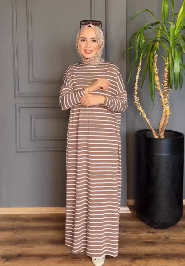 Vizon Çizgili Yanları Yırtmaç Detaylı Elbise - 1